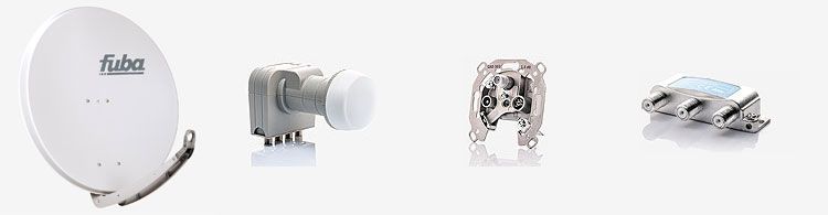 Zwei Solarpanels sind schräg vor einem Metallgeländer aufgestellt.